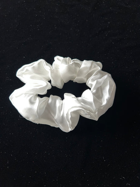 Hårstrikk (schrunchie) i silkesateng.